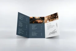 Tờ gấp thực đơn tông xanh đậm mở ra bốn trang