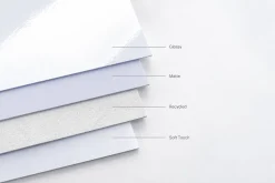 So sánh bốn bề mặt giấy: bóng, mờ, tái chế và mềm mịn