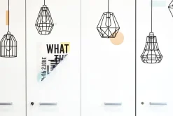 Decal dán tủ có thể tháo dán lại.