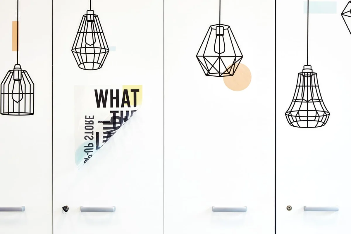 Decal dán tủ có thể tháo dán lại.