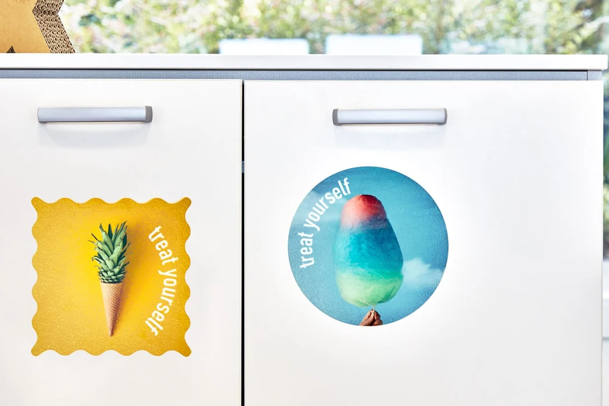 Decal trang trí dán tủ bếp.