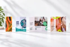 Nhiều tờ rơi và tờ gấp với các kiểu gấp khác nhau dựng thành hàng
