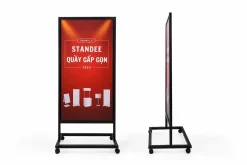Standee chân sắt có bánh xe nhìn chính diện và nhìn nghiêng