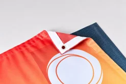 Chi tiết góc băng rôn có miếng gia cố và khoen