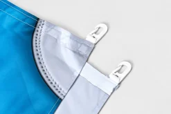 Chi tiết mép băng rôn may gia cố kèm hai móc treo