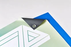 Các tấm băng rôn xanh trắng xám xếp chồng