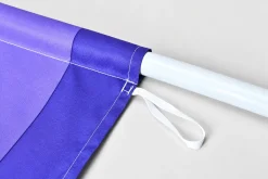 Tấm bạt tím may đường chỉ trắng tạo túi luồn thanh, kèm vòng dây trắng