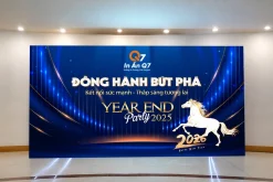Backdrop xanh dương cho tiệc tất niên doanh nghiệp, đặt trong sảnh có đèn chiếu sáng.