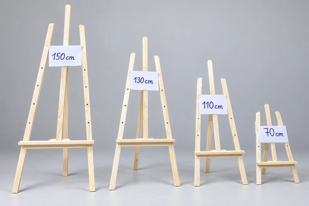Bốn chân trưng bày ảnh bằng gỗ tự nhiên với nhãn kích thước 150, 130, 110 và 70 cm.