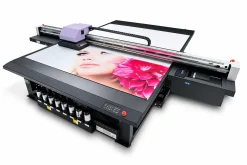 Máy in UV phẳng với bàn in và tấm hình ảnh màu