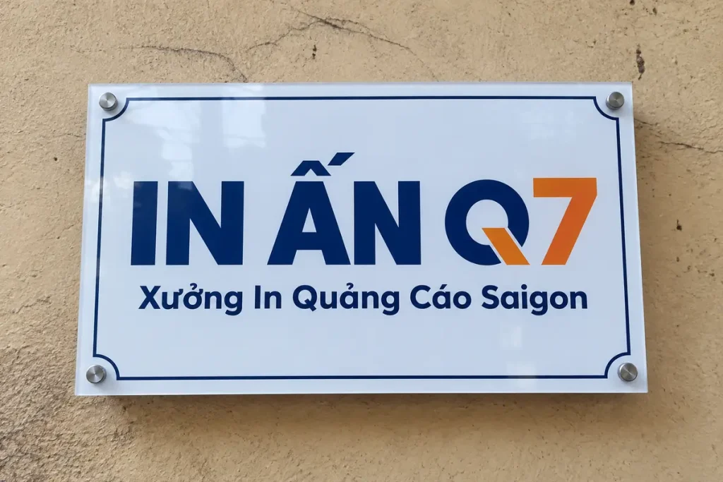 Bảng mica nền trắng in màu xanh navy và cam, gắn bằng bốn ốc