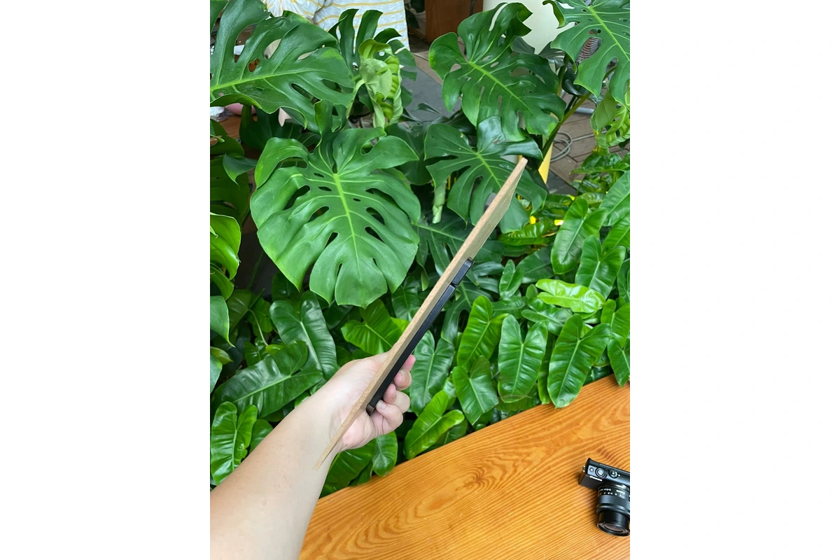 Chi tiết cạnh và độ dày tấm lưng khung giấy khen