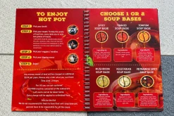 Menu mở hai trang, gồm hướng dẫn dùng lẩu và hình các loại nước lẩu.