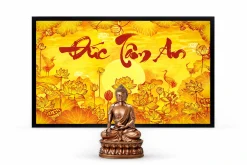 Khung tranh điện hoa sen vàng có chữ Đức Tâm An, phía trước đặt tượng Phật màu đồng.